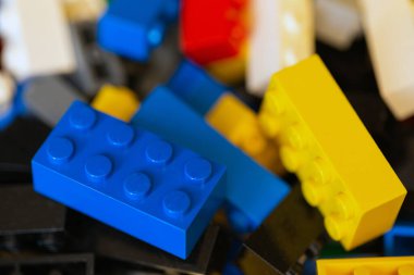 Plastik oyuncak çocuklar için çeşitli renkli lego bloklarını bloke eder. Plastik bloklu çocuk inşaatı için oyun