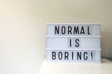 Normal, Light Box ev dekorasyonu, motivasyon işareti retro ev, metin için boşluk şeklinde yazılan sıkıcıdır