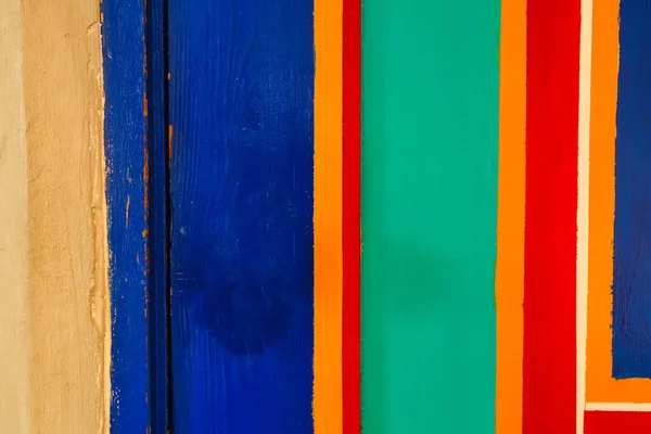 Яркие красочные деревянные двери окрашены в различные цвета радужного фона текстуры, в стиле IBIZA макро крупным планом, веселый дизайн — стоковое фото