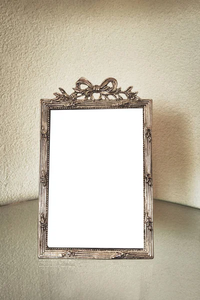 Marco de fotos de plata antigua en la mesa, en blanco con fondo blanco aislado para el texto. hermosa decoración vintage —  Fotos de Stock