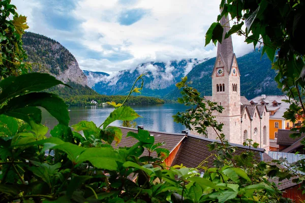 Beautiful landscape view of the Hallstatt from lake Hallstater See, Austria cloudy sky — Stock Photo, Image