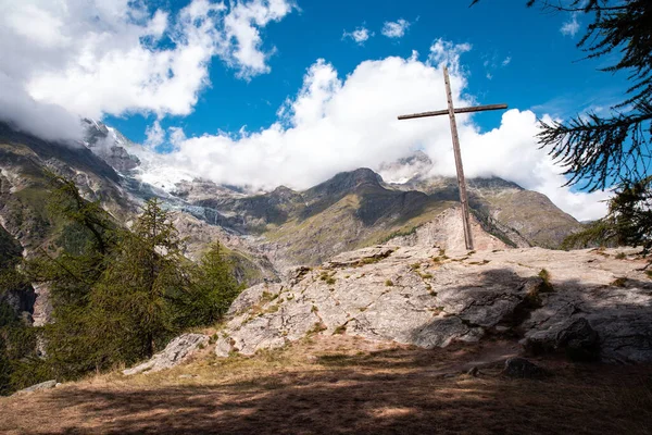 Cruz Alpina Uma Paisagem Alpina Contendo Uma Grande Cruz Madeira — Fotografia de Stock