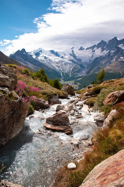 Yazın mavi gökyüzünde Alpler, İsviçre yakınlarında deresi olan güzel dağ manzarası — Stok fotoğraf