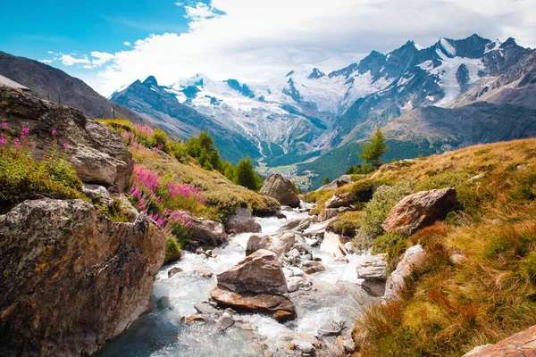 Bela paisagem montanhosa com córrego perto de Alpes, Suíça no verão no céu azul — Fotografia de Stock