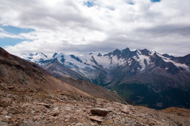 İsviçre 'de kayalar ve buzla kaplı yüksek dağların manzarası Fantastik Alpler Avrupa