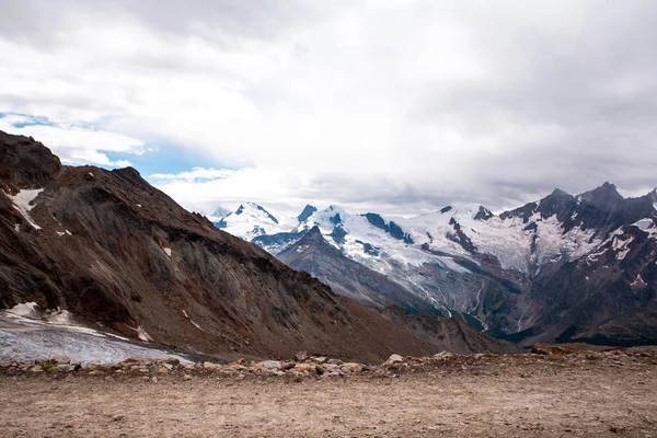 Άποψη των ψηλών βουνών με βράχια και πάγο τοπίο στην Ελβετία Φανταστικές Άλπεις Ευρώπη — Φωτογραφία Αρχείου