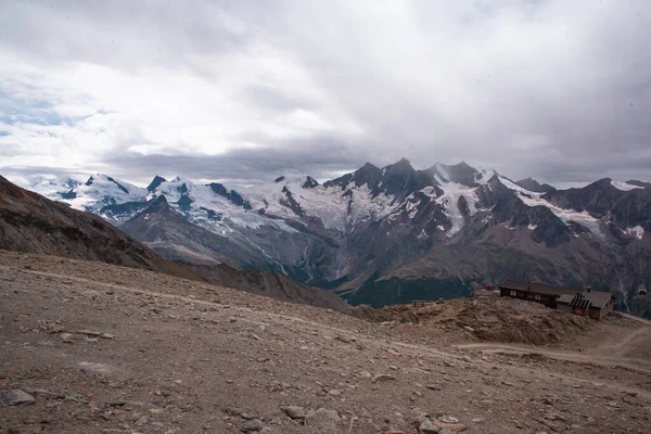 Вид на высокие горы со скалами и ледяным ландшафтом в Швейцарии. — стоковое фото