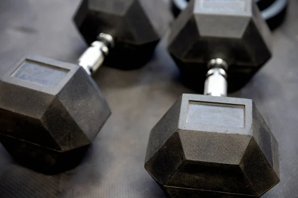 Manubri o pesi su pavimenti in gomma nera all'interno della palestra Concetto per l'allenamento — Foto Stock