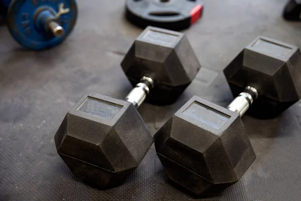 Minibellen of gewichten op zwarte rubberen vloertegels in de fitnessruimte Concept voor training — Stockfoto