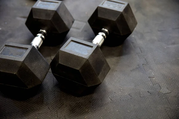 Manubri o pesi su pavimenti in gomma nera all'interno della palestra Concetto per l'allenamento — Foto Stock