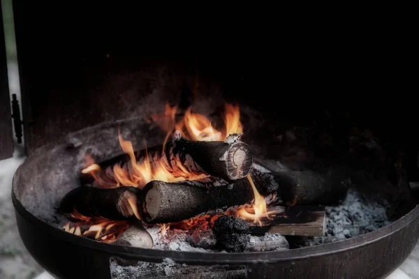 Campfire in metal container, fire ring closeup of burning logs and bright flames of fire — Stock Photo, Image