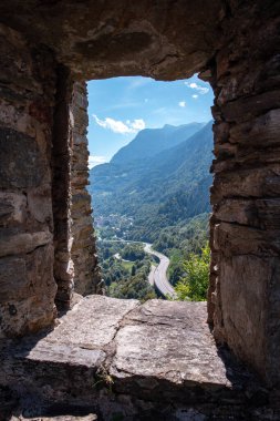 Alpler 'de yol ve dağlarla İsviçre manzarası, güzel yaz doğası.