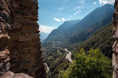 Alpler 'de yol ve dağlarla İsviçre manzarası, güzel yaz doğası.