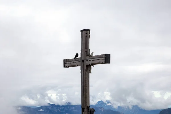 Paisaje brumoso de la Cruz Alpina para los viajeros en los Alpes bávaros cerca de Hitlers Eagles Nest y el pueblo alemán de Berchtesgaden, Cruz de Kehlstein —  Fotos de Stock