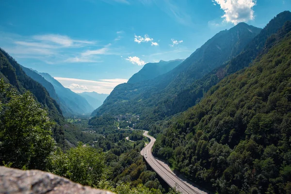 Paisagem Suíça com estrada de carro e montanhas nos Alpes Europa, bela natureza de verão — Fotografia de Stock