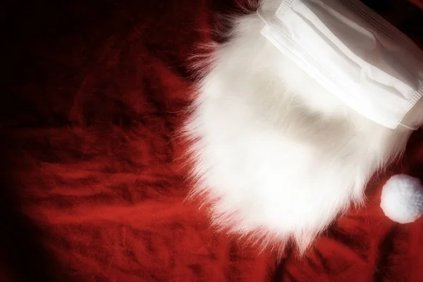 Boże Narodzenie Santa Claus biały futrzany broda na czerwonym materiale, koncepcja Bożego Narodzenia, tekstura tła — Zdjęcie stockowe