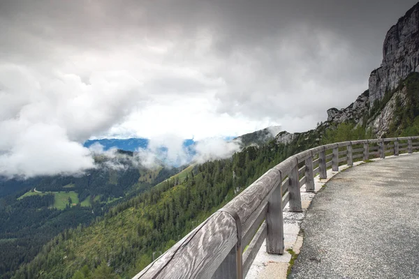 Vue majestueuse sur de belles montagnes de brouillard dans un paysage brumeux. Dramatique Voyage arrière-plan. Paysage nuageux — Photo