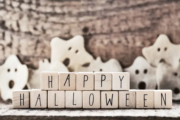Szavak Boldog Halloween fából készült kockák csoport ijesztő szellem fából készült háttér, őszi hangulat horror halloween koncepció boszorkány kalap — Stock Fotó