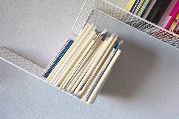 Modern ijzeren rek boekenplank opknoping aan de muur met schoolboeken modern retro design — Stockfoto
