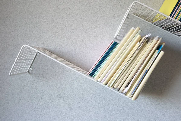 Modern ijzeren rek boekenplank opknoping aan de muur met schoolboeken modern retro design — Stockfoto