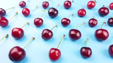 Tatlı kiraz meyve pastel mavi zemin üzerine.