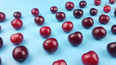 Tatlı kiraz meyve pastel mavi zemin üzerine.