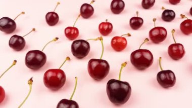 Pastel pembe bir arka plan üzerinde tatlı taze kiraz.