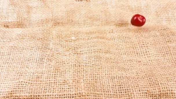 红鲜樱桃在麻布表面 — 图库视频影像
