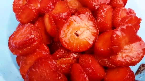 Frische Süße Erdbeerscheiben Karamell Nahaufnahme Makro — Stockvideo