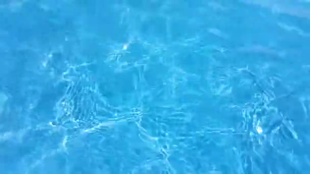 Kristall Wasser Wellen Reflexion Auf Blauem Hintergrund — Stockvideo