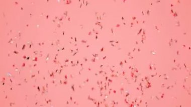 Gül altın konfeti patlama ve dows düşmek. Pastel kırmızı adam.