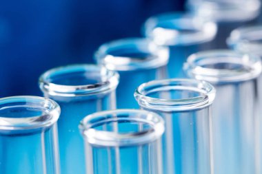 Cam test tüpleri laboratuvar mavi arka plan üzerinde.