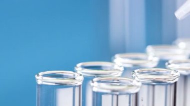 Bir pipet ile ölçülen numaraları damlar test tüpleri içine sıvı