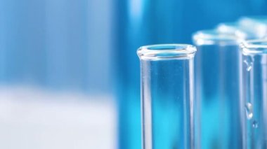 Elini laboratuvarda test tüpü al.