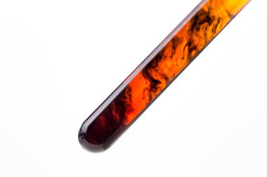 Renk sıvı test tüpü içinde izole beyaz arka plan üzerinde.