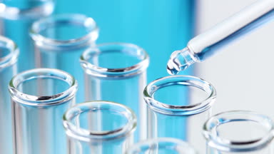 Pipet ile sıvı test tüpleri damla su içinde. Makroyu kapat.