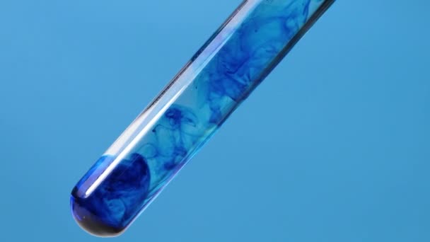 Tube Essai Verre Laboratoire Avec Encre Bleue Intérieur Fermer Macro — Video