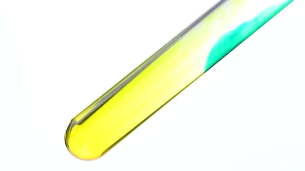 Gelbe Und Grüne Tinte Wasser Reagenzglas Nahaufnahme Makro — Stockvideo