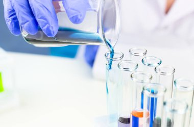 Bilim adamı bu durumda laboratuar tst tüpler.
