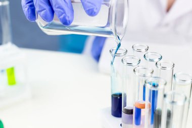 Bilim adamı bu durumda laboratuar tst tüpler.