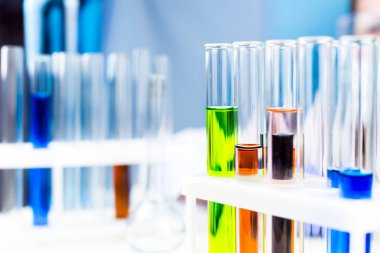 Tüp laboratuarda toksik renk sıvı su ile.