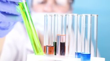 Bilim adamı laboratuvarda test tüp sıvı ile alın. Yakın çekim.