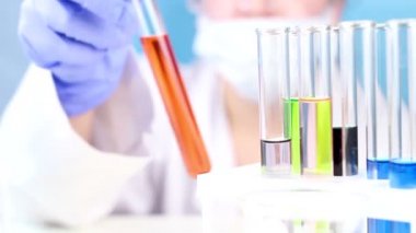 Bilim adamı laboratuvarda test tüp sıvı ile alın. Yakın çekim.