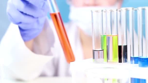 과학자는 실험실에서 액체와 테스트 클로즈업 — 비디오