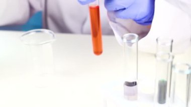 Bilim adamı çeşitli örnekleri sıvıdan karışımları.