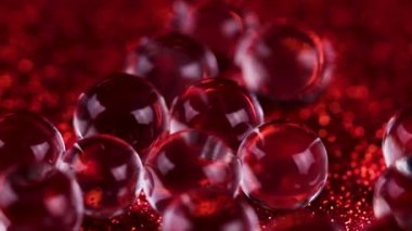 Crystal jel su topları kırmızıya doku döndürme parıltı. Makro görüntüleri kapat.