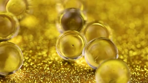 Kristall Gel Wasserkugeln Auf Gold Glitzern Textur Rotation Makroaufnahmen Aus — Stockvideo