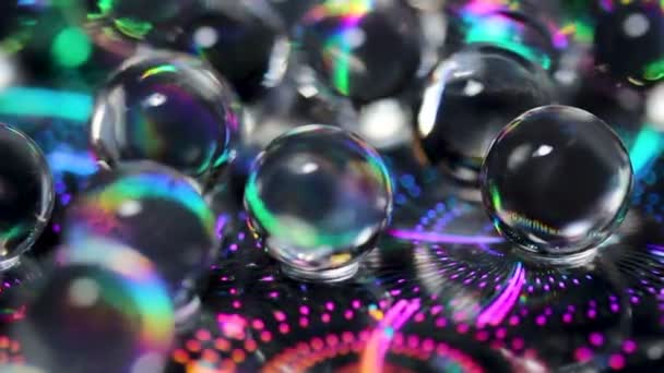 Boules Hydrogel Sur Surface Holographique Fermer Les Images Macro — Video