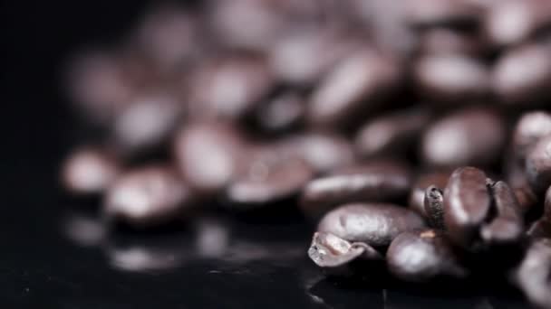 Chicchi Caffè Nero Ruotano Superficie Nera Riprese Ravvicinate — Video Stock