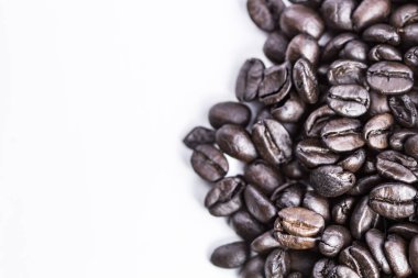 Beyaz arka plan üzerinde izole kahverengi kahve çekirdekleri. Üstten görünüm kapat.